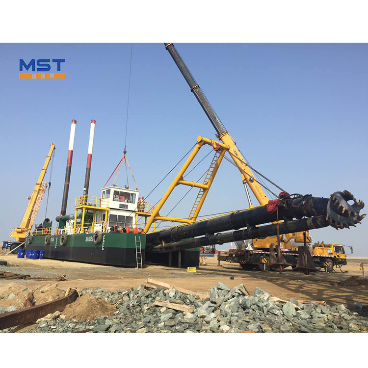 What are the characteristics of cutter suction dredger